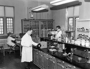 VPI 1950s laboratory. Special Collections.