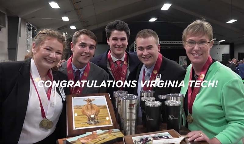 VT Dairy Judging Team at the 2021 World Dairy Expo posing as a group with all of their awards.